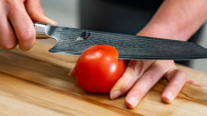 
                    Knife sharpener with diamond leather for razor sharpness: perfect tomato cut